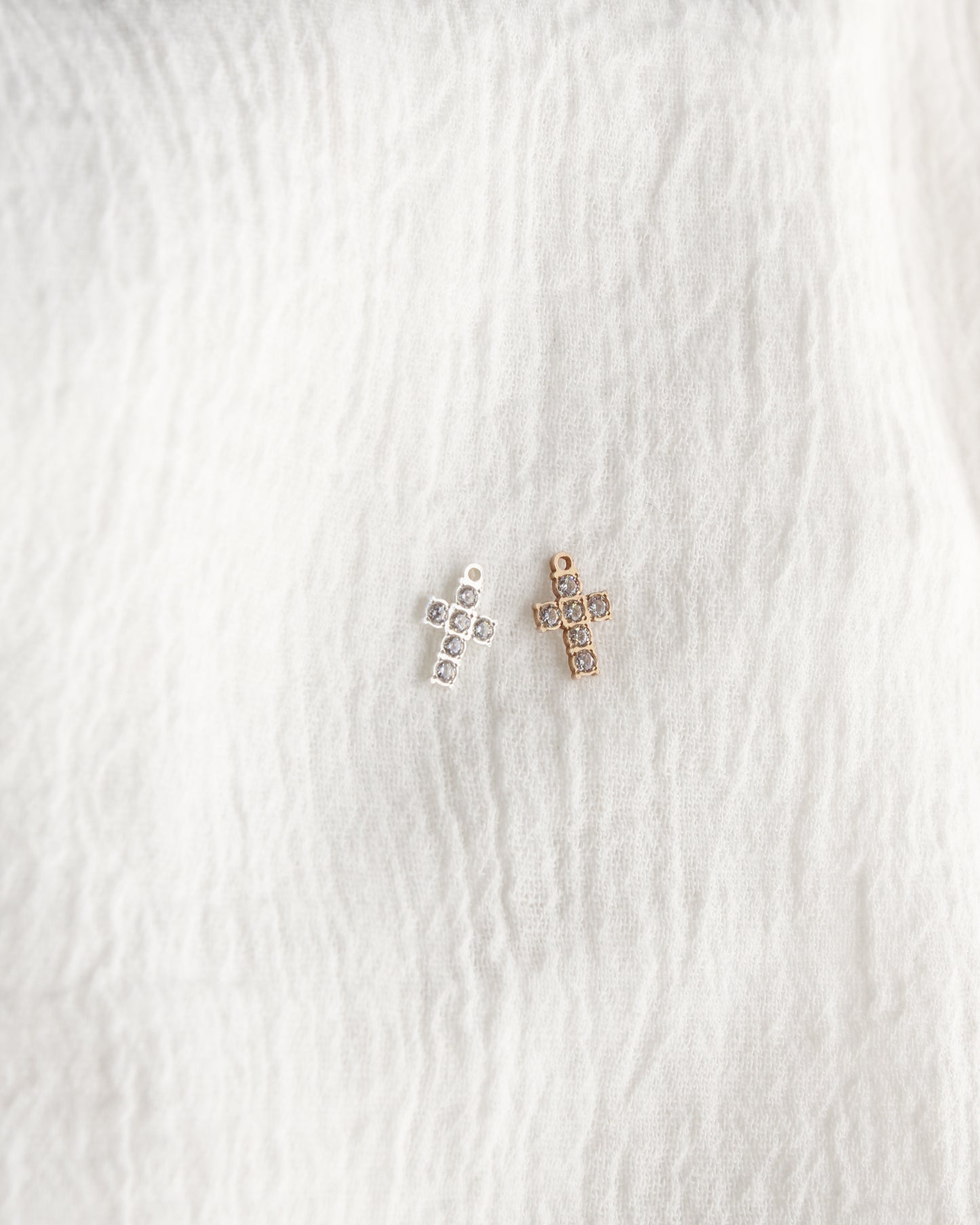 Cross charm with CZ, CH363