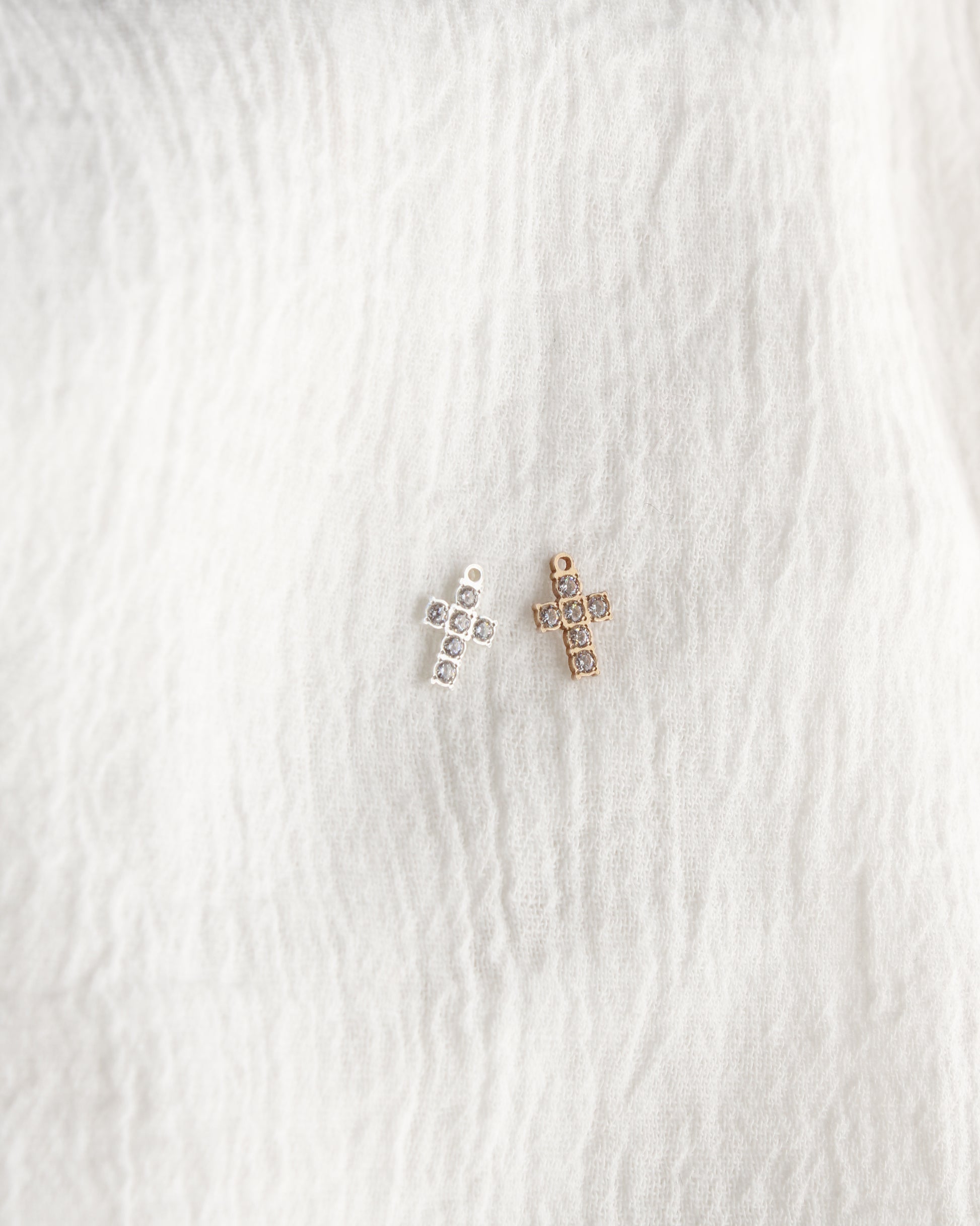 Cross charm with CZ, CH363
