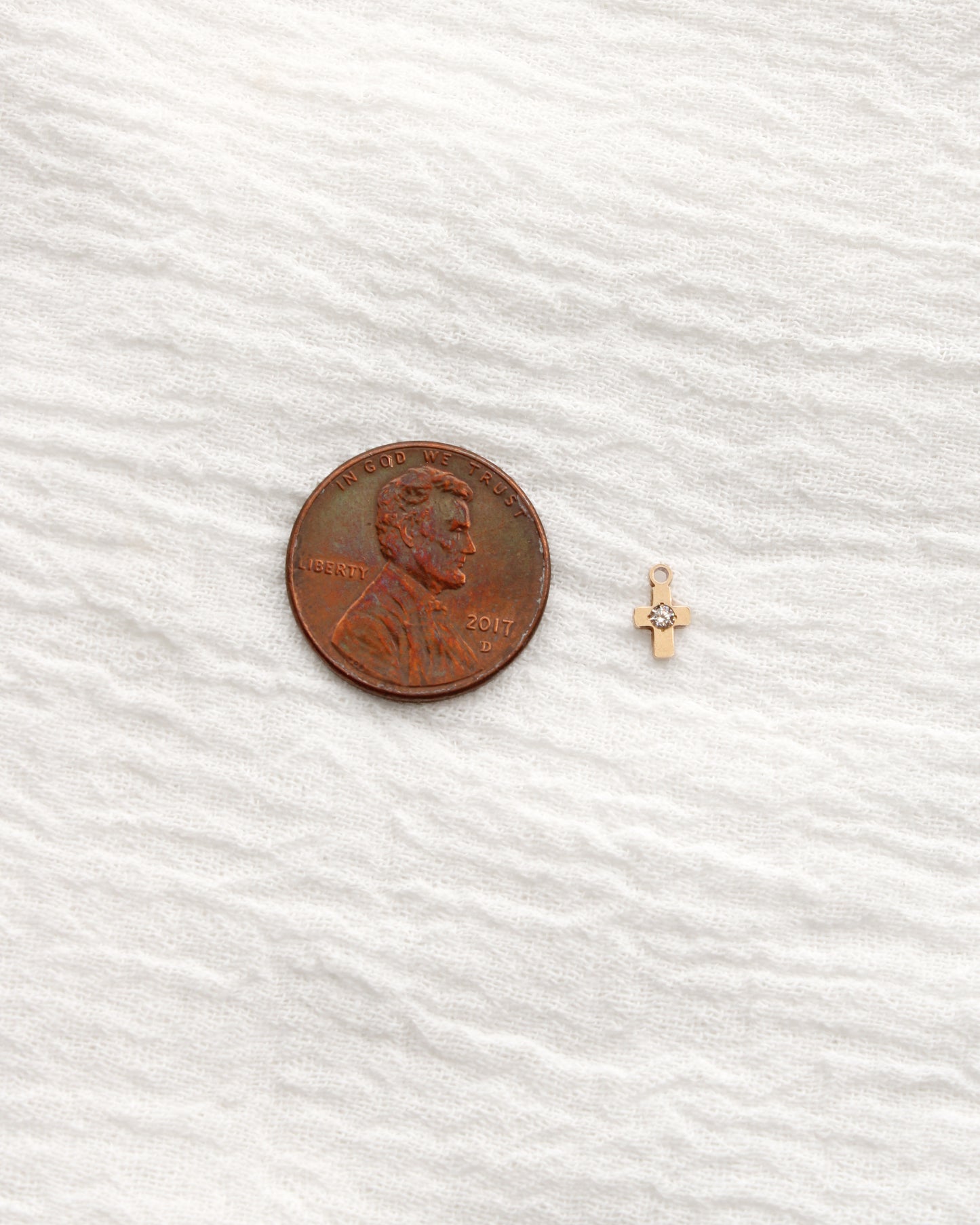 Tiny Cross with CZ, CH362