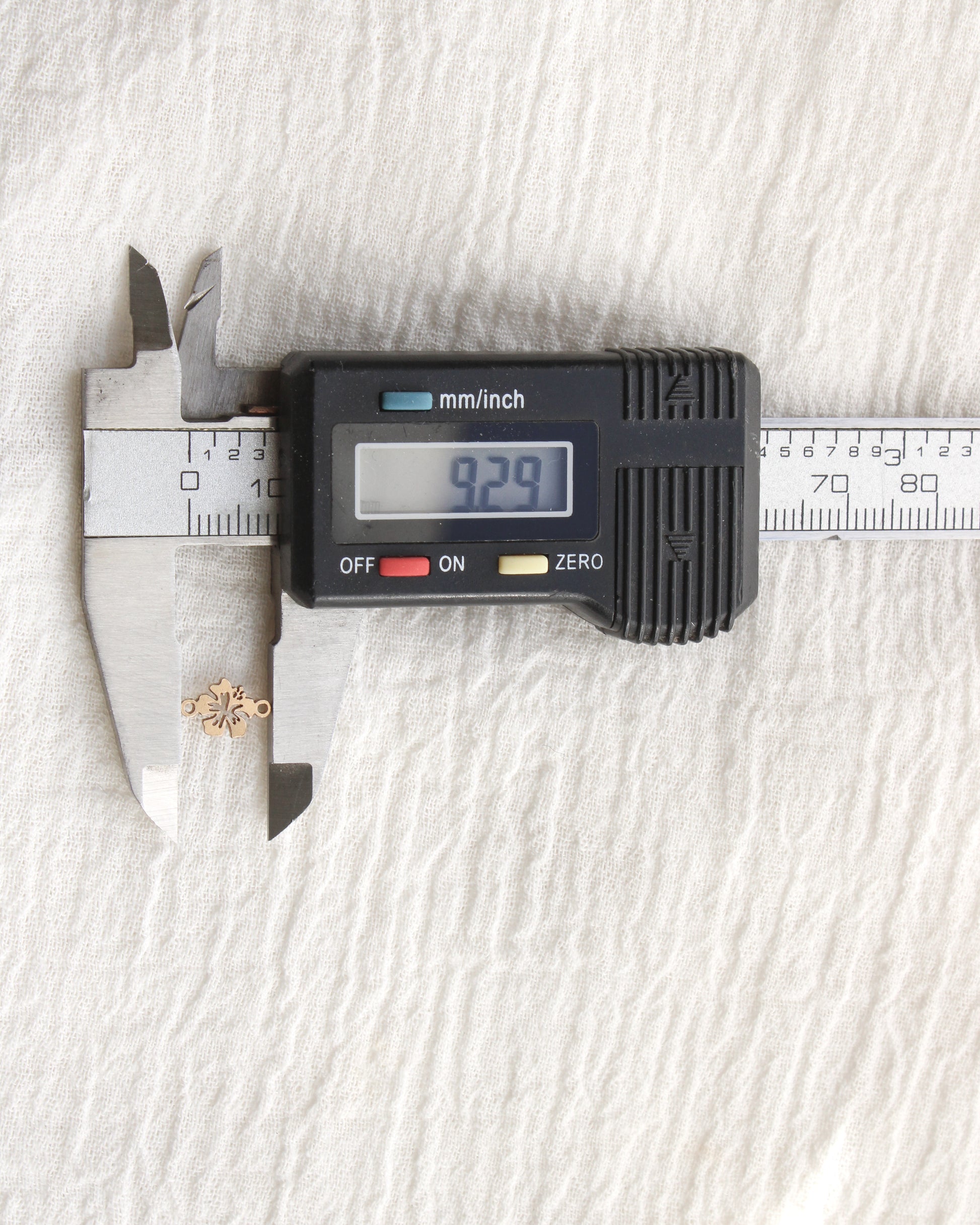 9mm Hibiscus Flower Connector, CN479