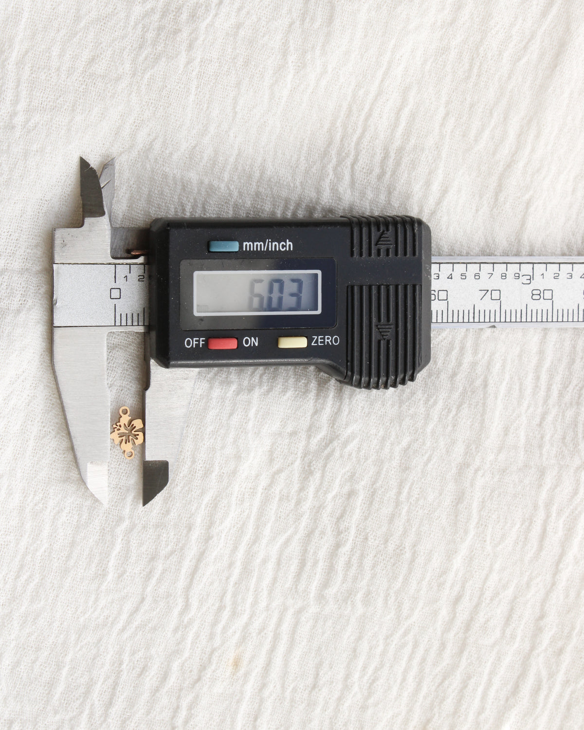 9mm Hibiscus Flower Connector, CN479