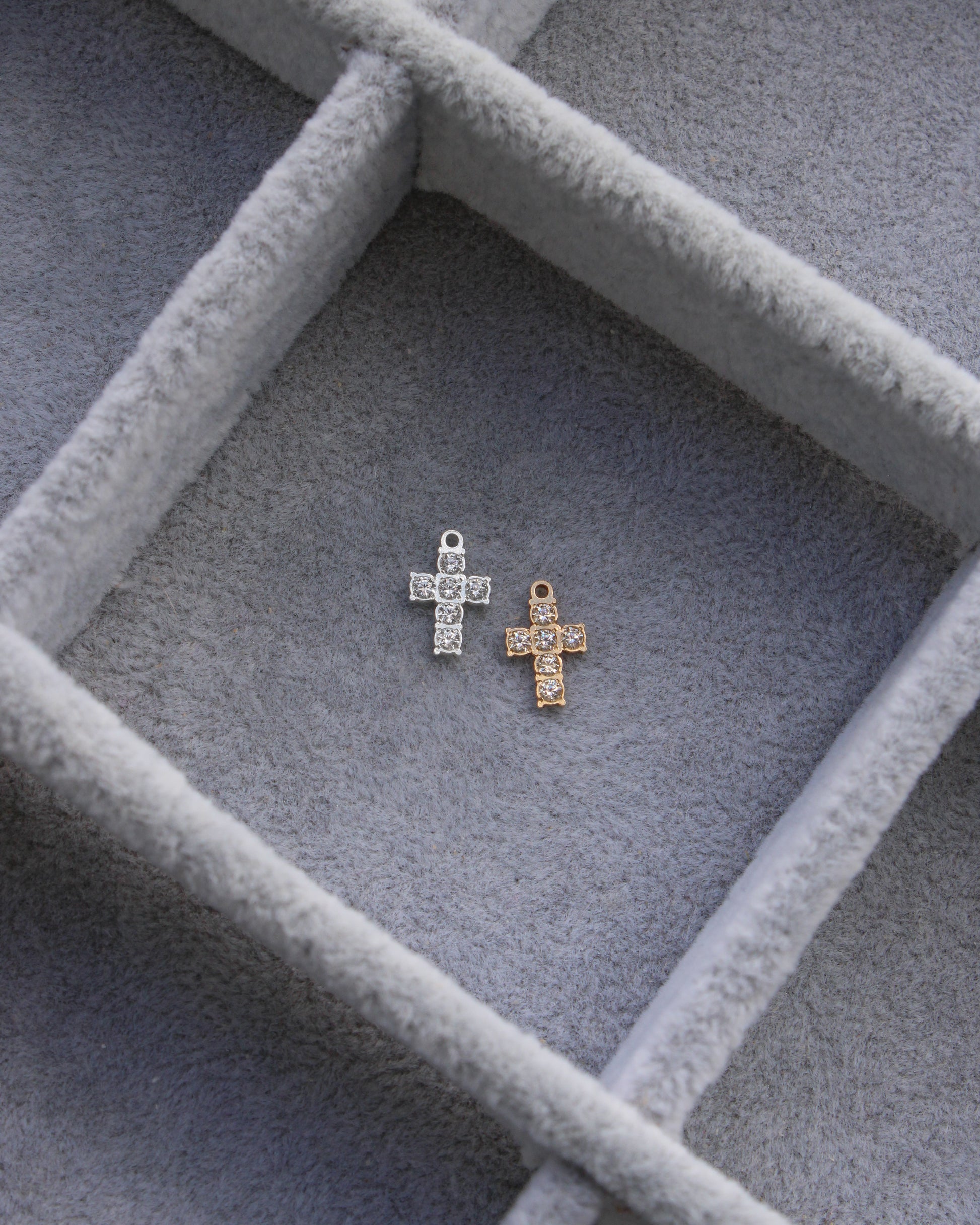 Cross charm with CZ, CH363