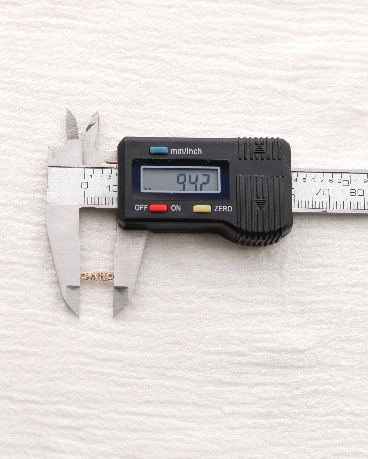 2mm Bar Connector with 3 CZ, CN476