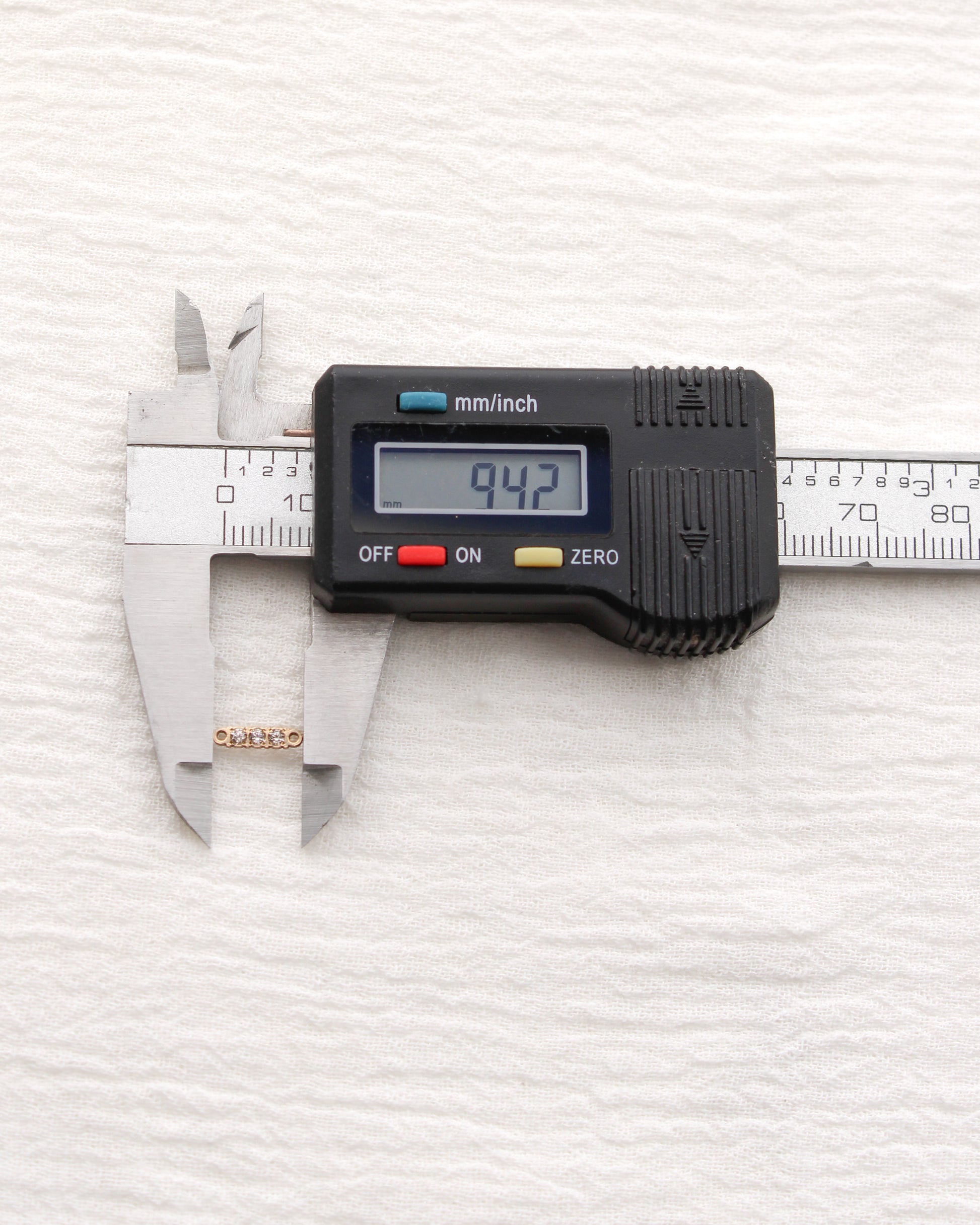 2mm Bar Connector with 3 CZ, CN476