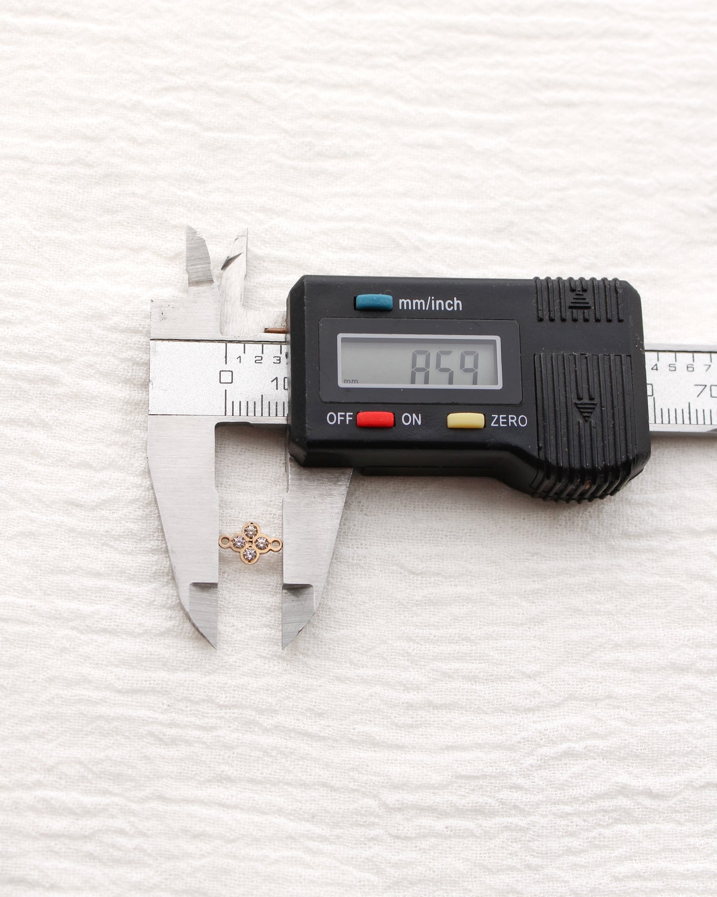 6mm Four Leaf Clover Connector with CZ, CN474