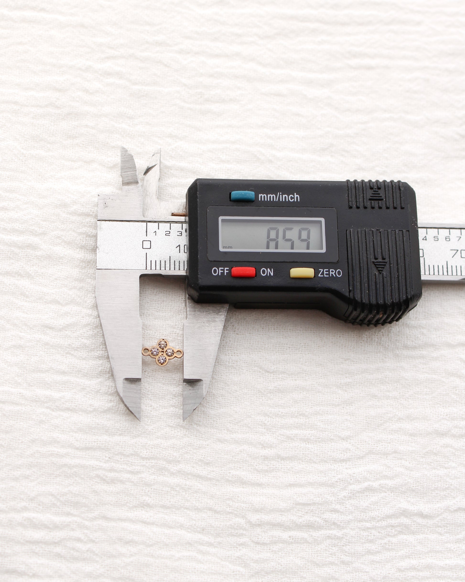 6mm Four Leaf Clover Connector with CZ, CN474