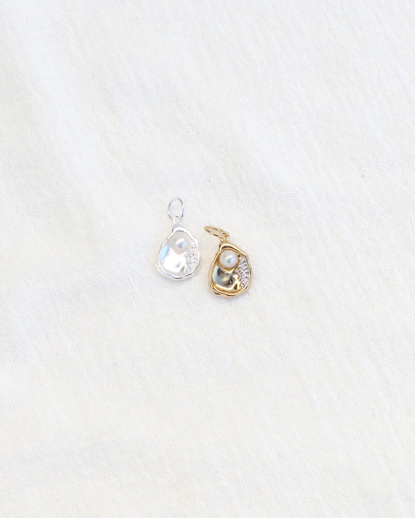 Oyster with Freshwater Pearl Charm, CH67