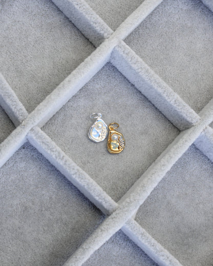 Oyster with Freshwater Pearl Charm, CH67