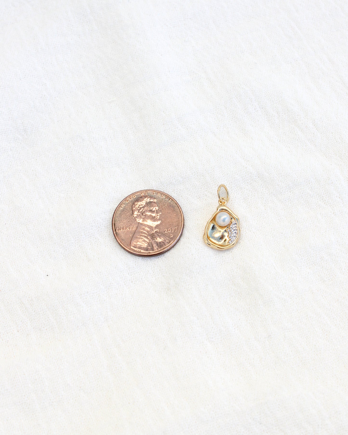 Oyster with Freshwater Pearl Charm, CH67