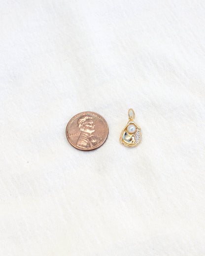 Oyster with Freshwater Pearl Charm, CH67