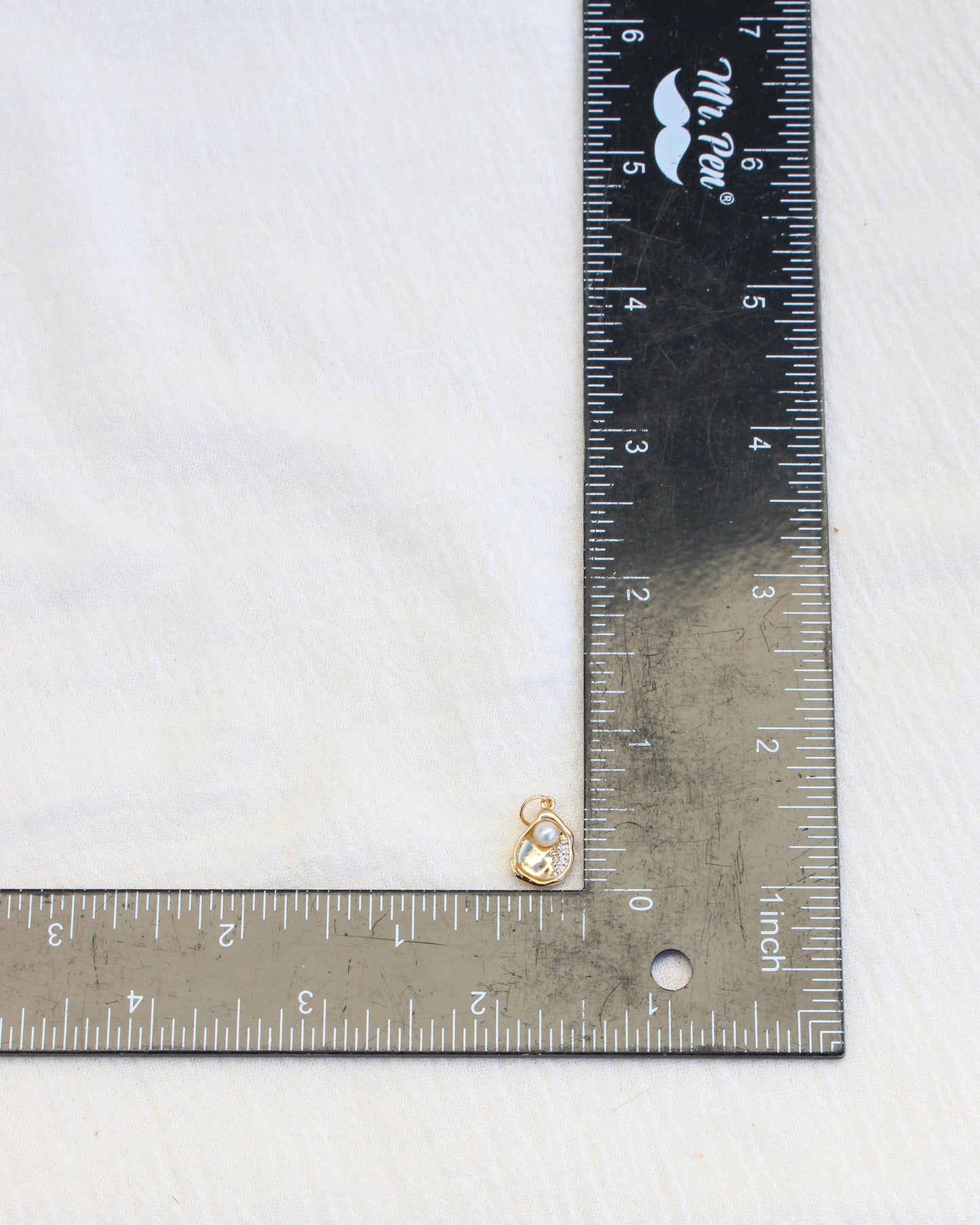 Oyster with Freshwater Pearl Charm, CH67