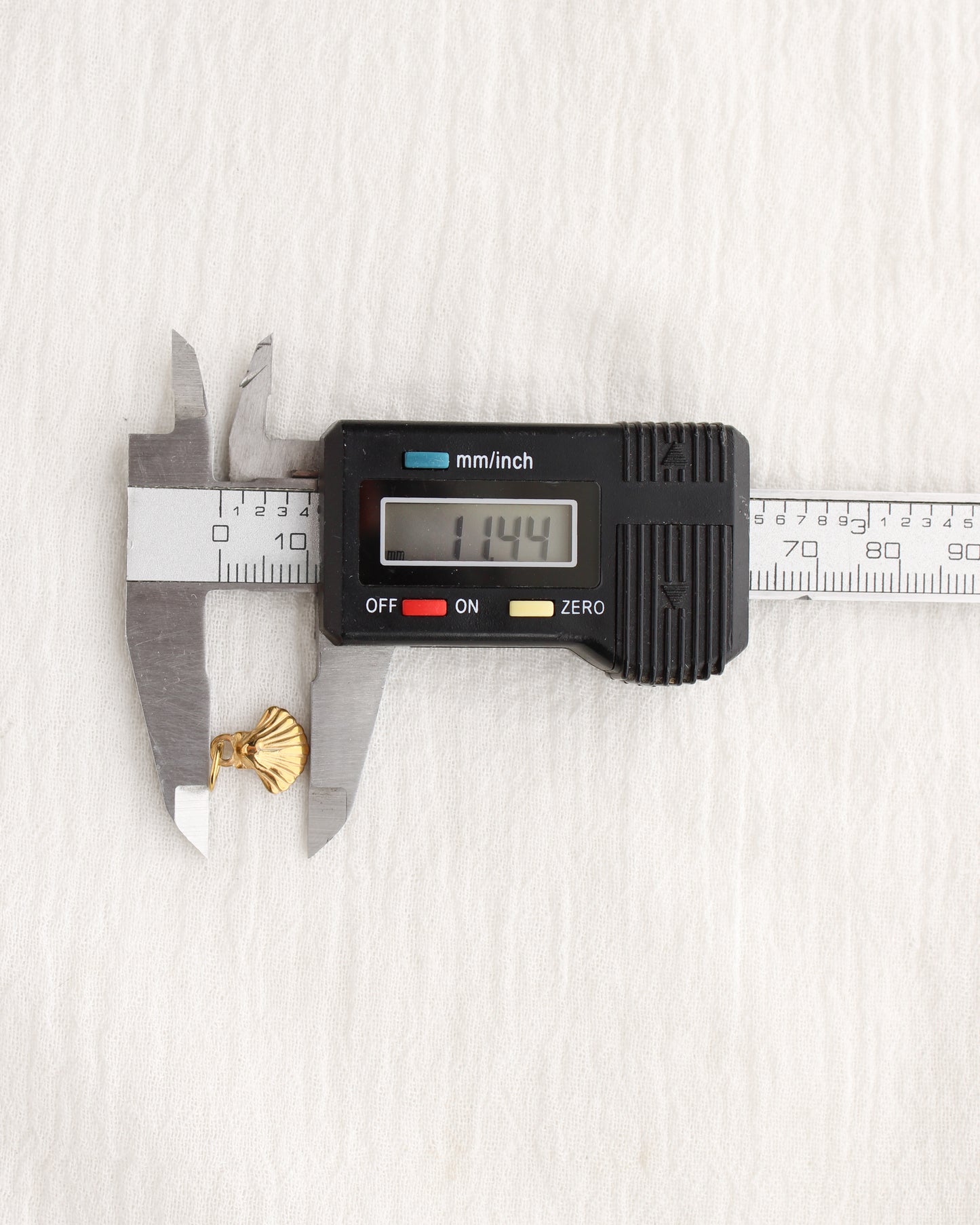 11mm Shell PVD Charm, CH384