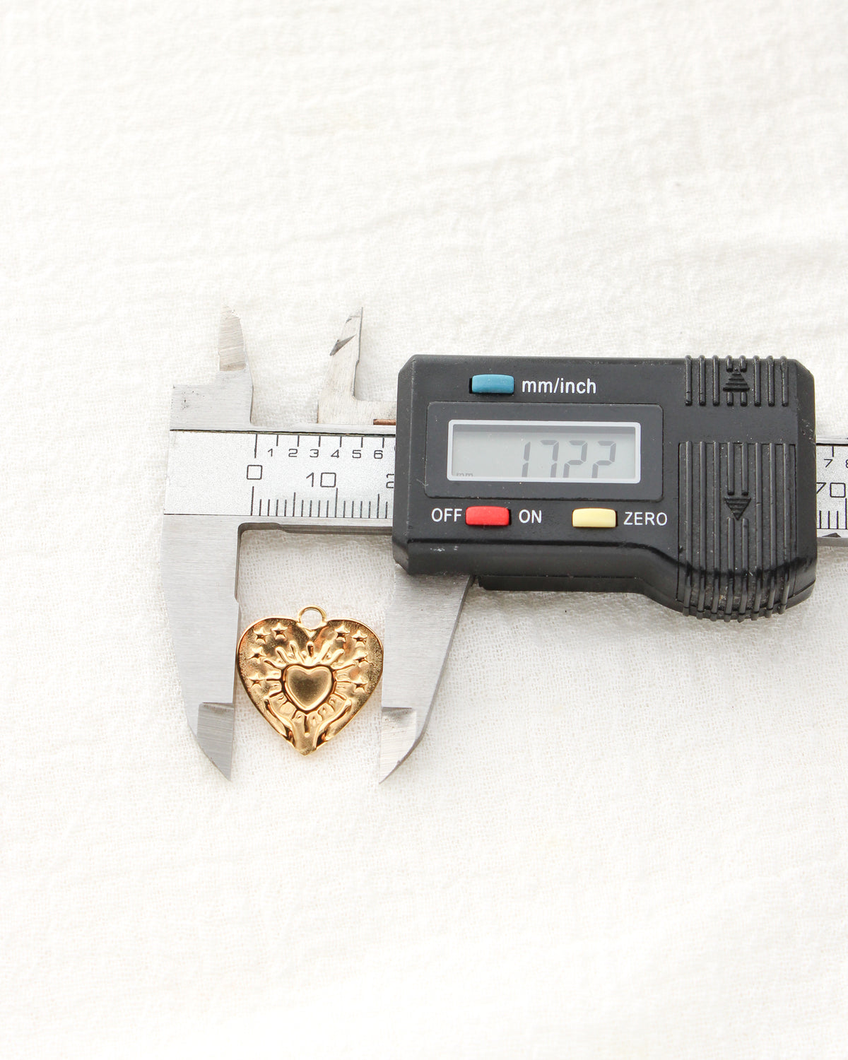 18mm Bursting Heart PVD Charm, CH473