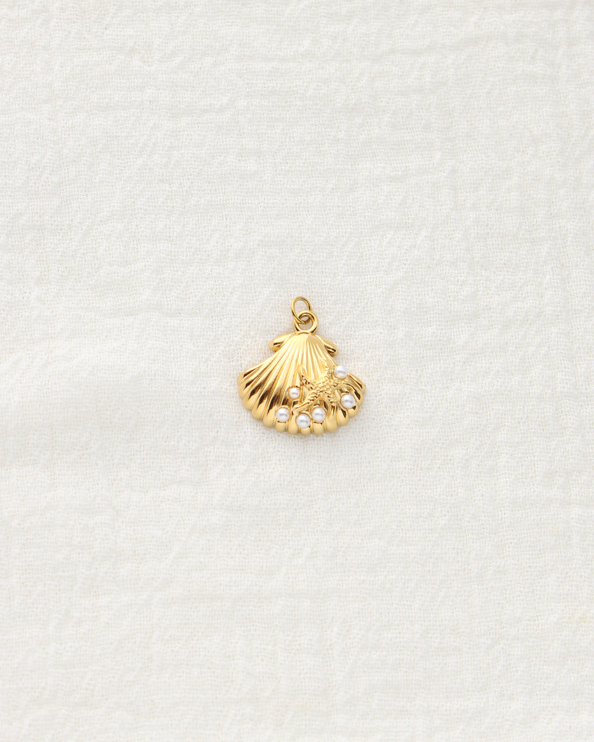18mm Shell with Pearls PVD Charm, CH472
