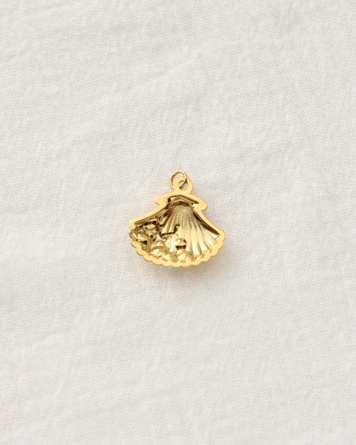 18mm Shell with Pearls PVD Charm, CH472