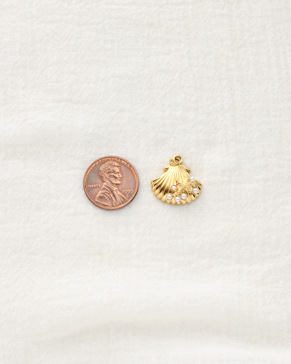 18mm Shell with Pearls PVD Charm, CH472
