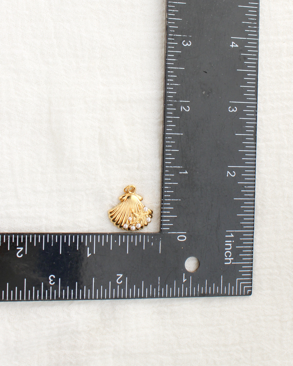 18mm Shell with Pearls PVD Charm, CH472