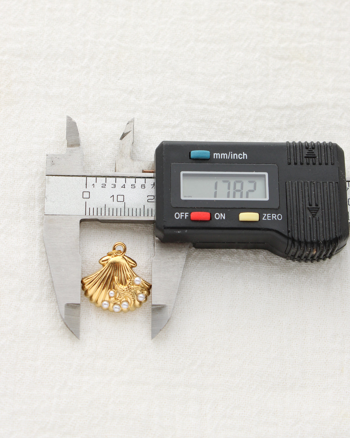 18mm Shell with Pearls PVD Charm, CH472