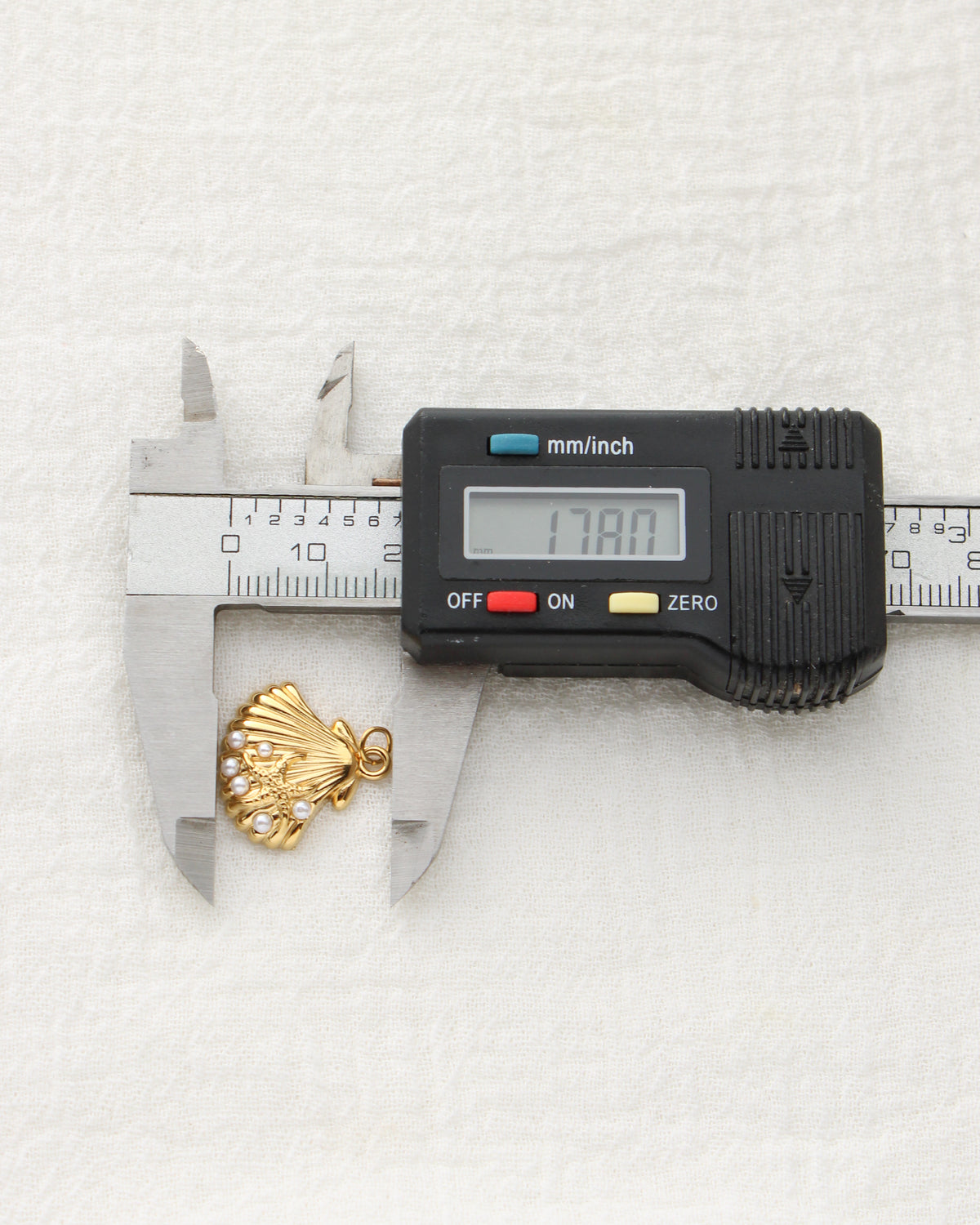 18mm Shell with Pearls PVD Charm, CH472