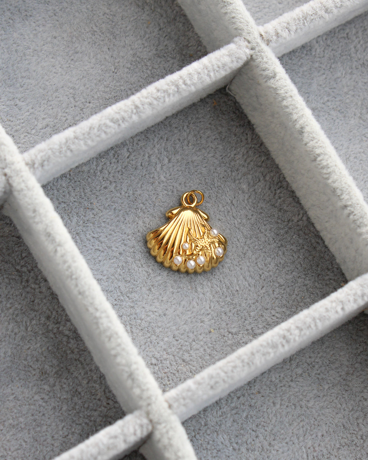 18mm Shell with Pearls PVD Charm, CH472