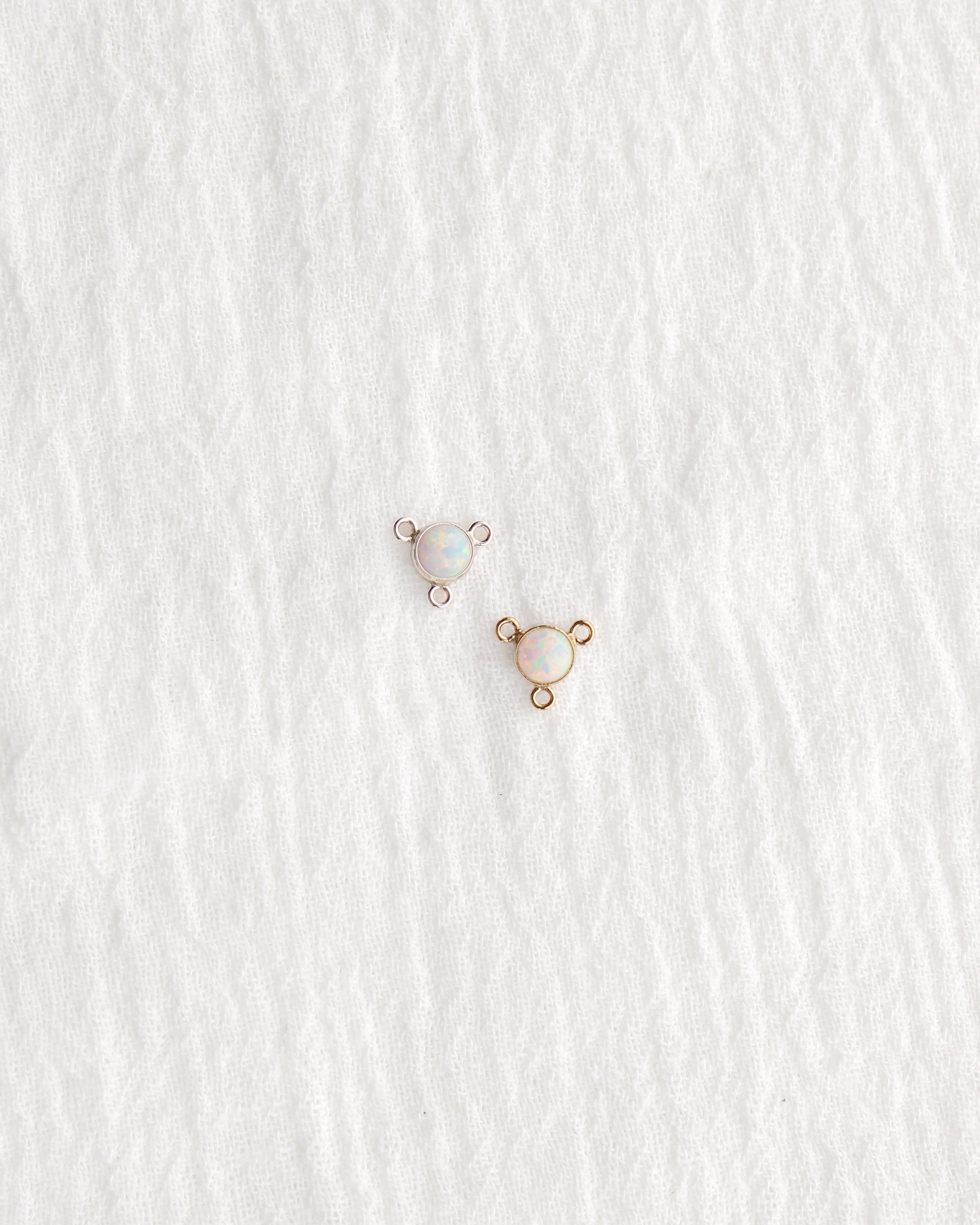 4mm White Opal Y Connector, CN493