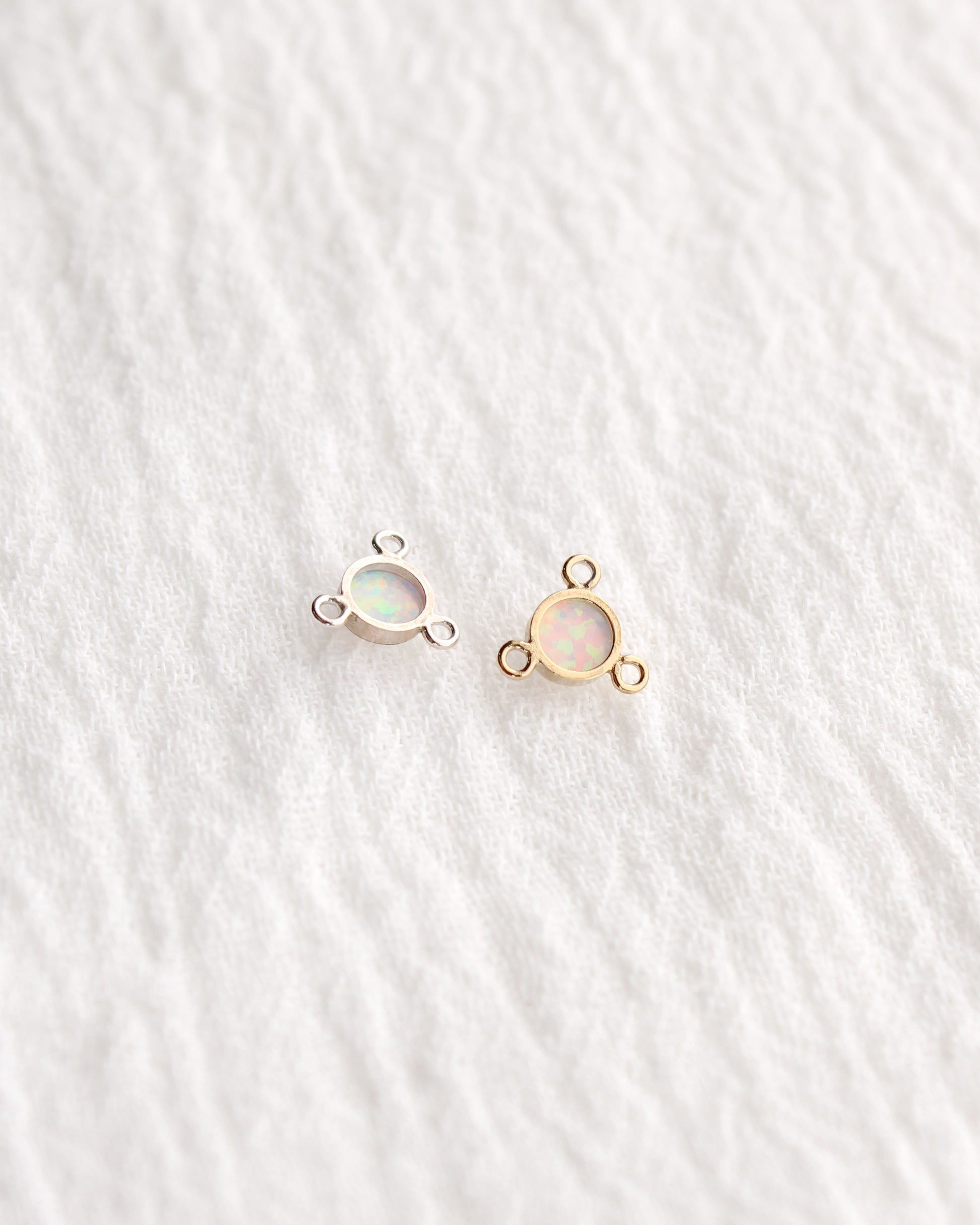 4mm White Opal Y Connector, CN493