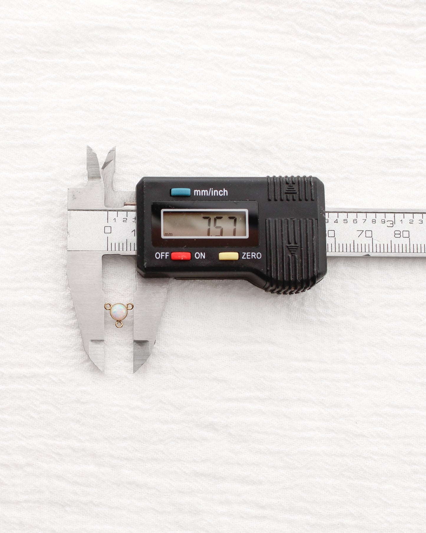 4mm White Opal Y Connector, CN493