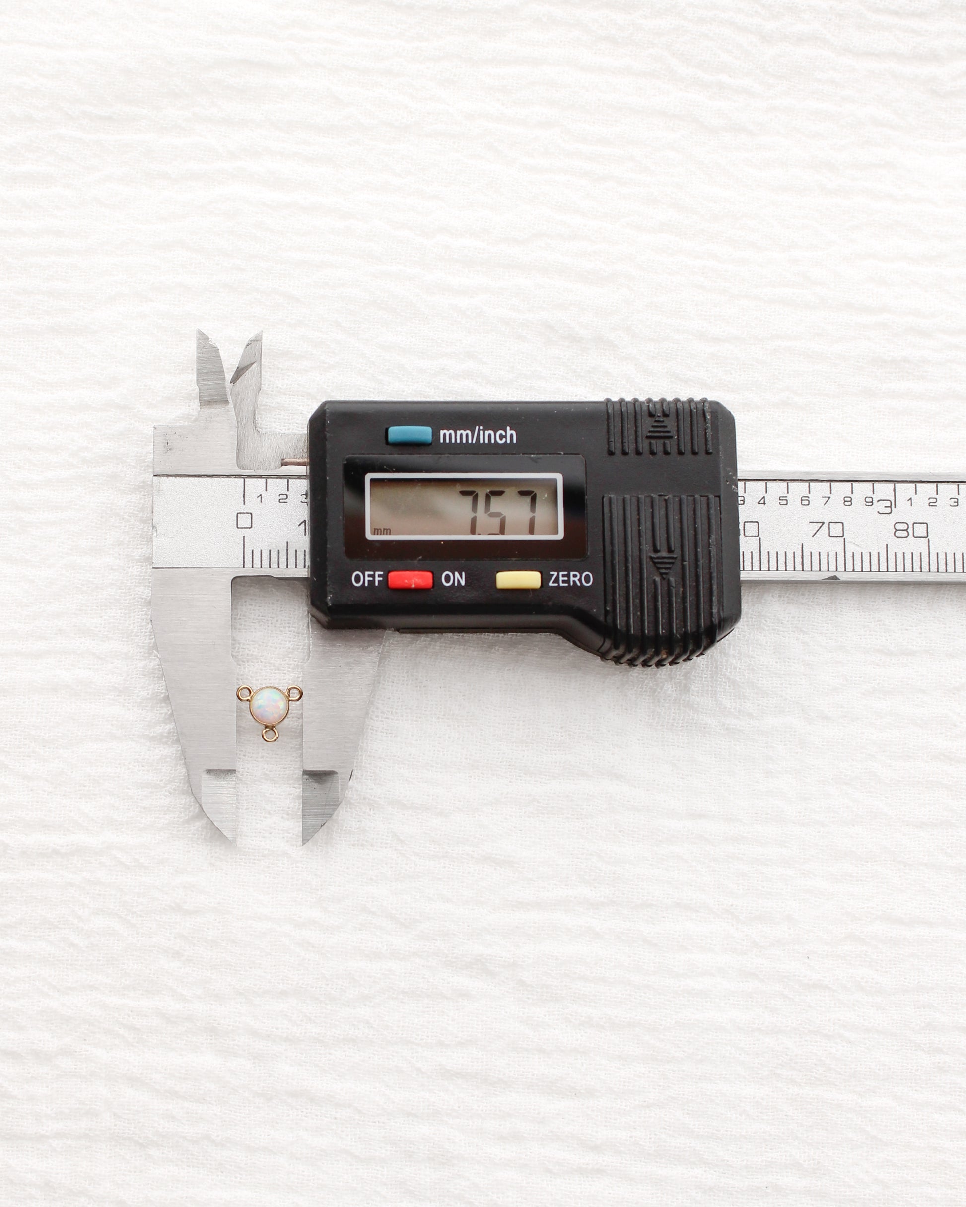 4mm White Opal Y Connector, CN493