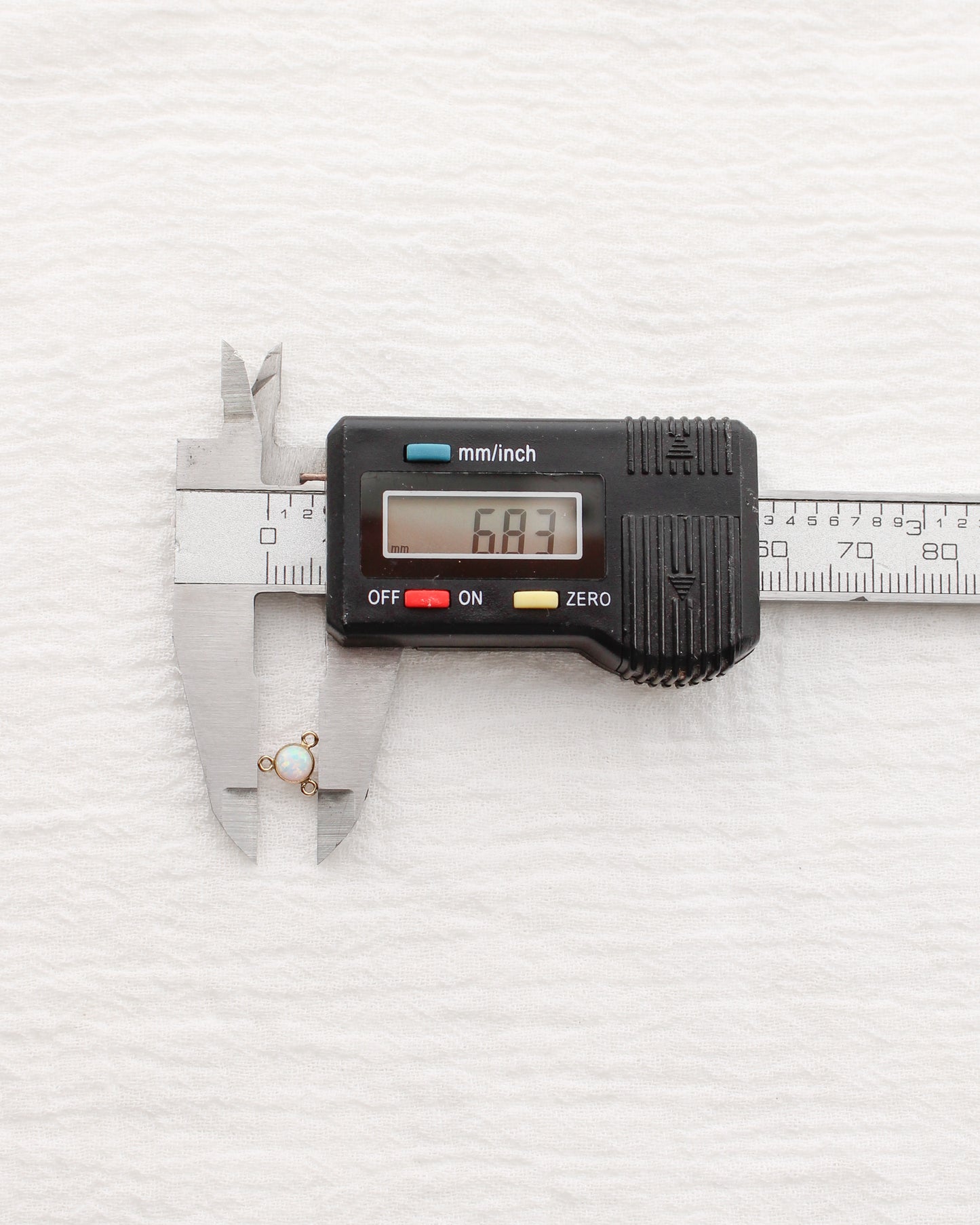 4mm White Opal Y Connector, CN493