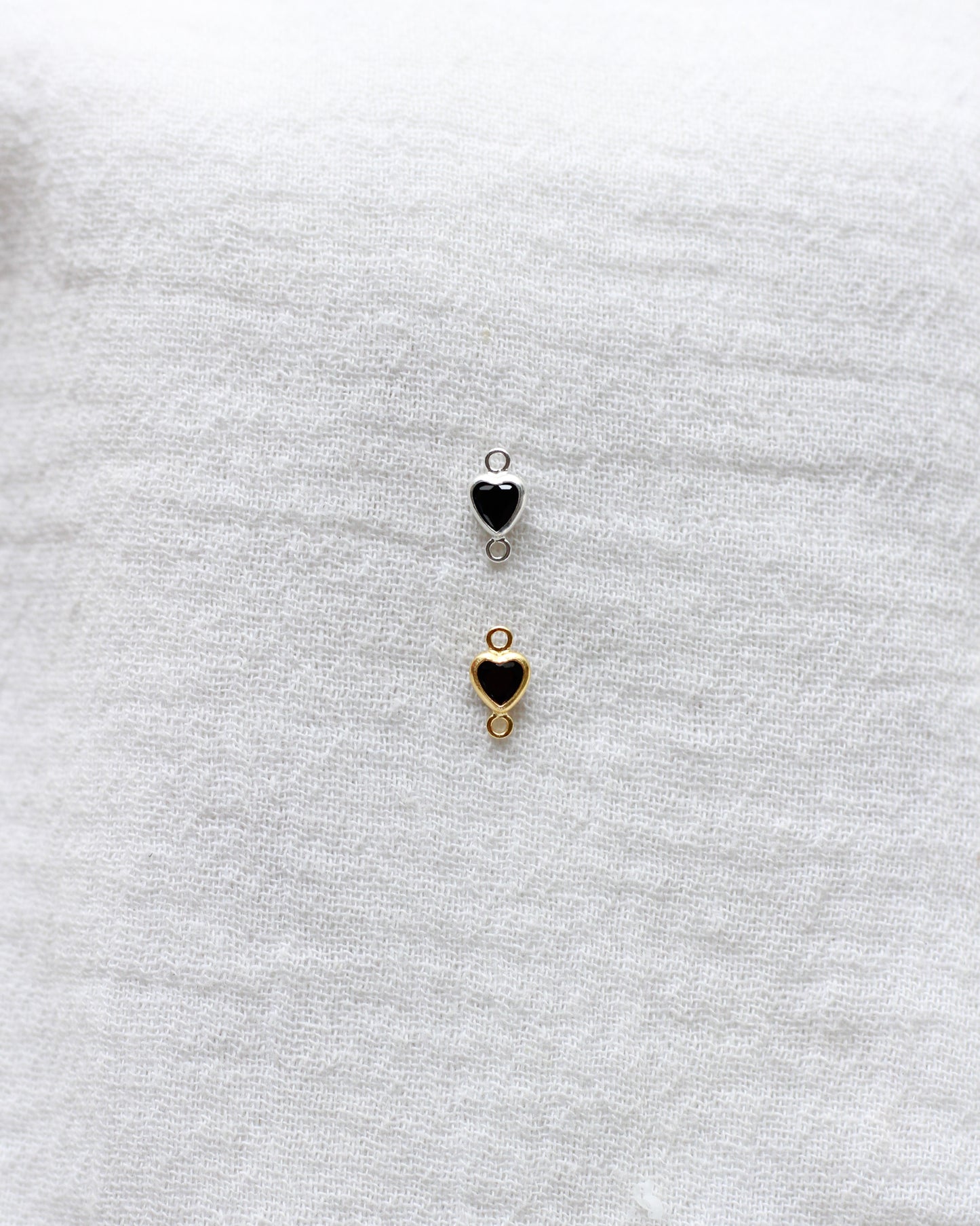 4mm Vertical Heart Onyx Connector, CN347