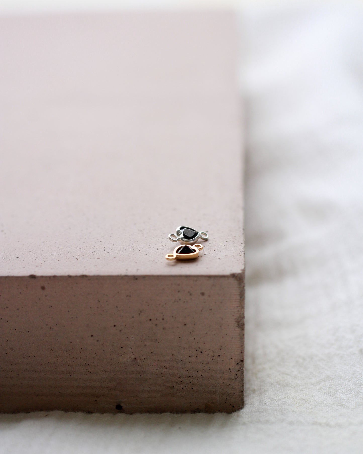 4mm Vertical Heart Onyx Connector, CN347