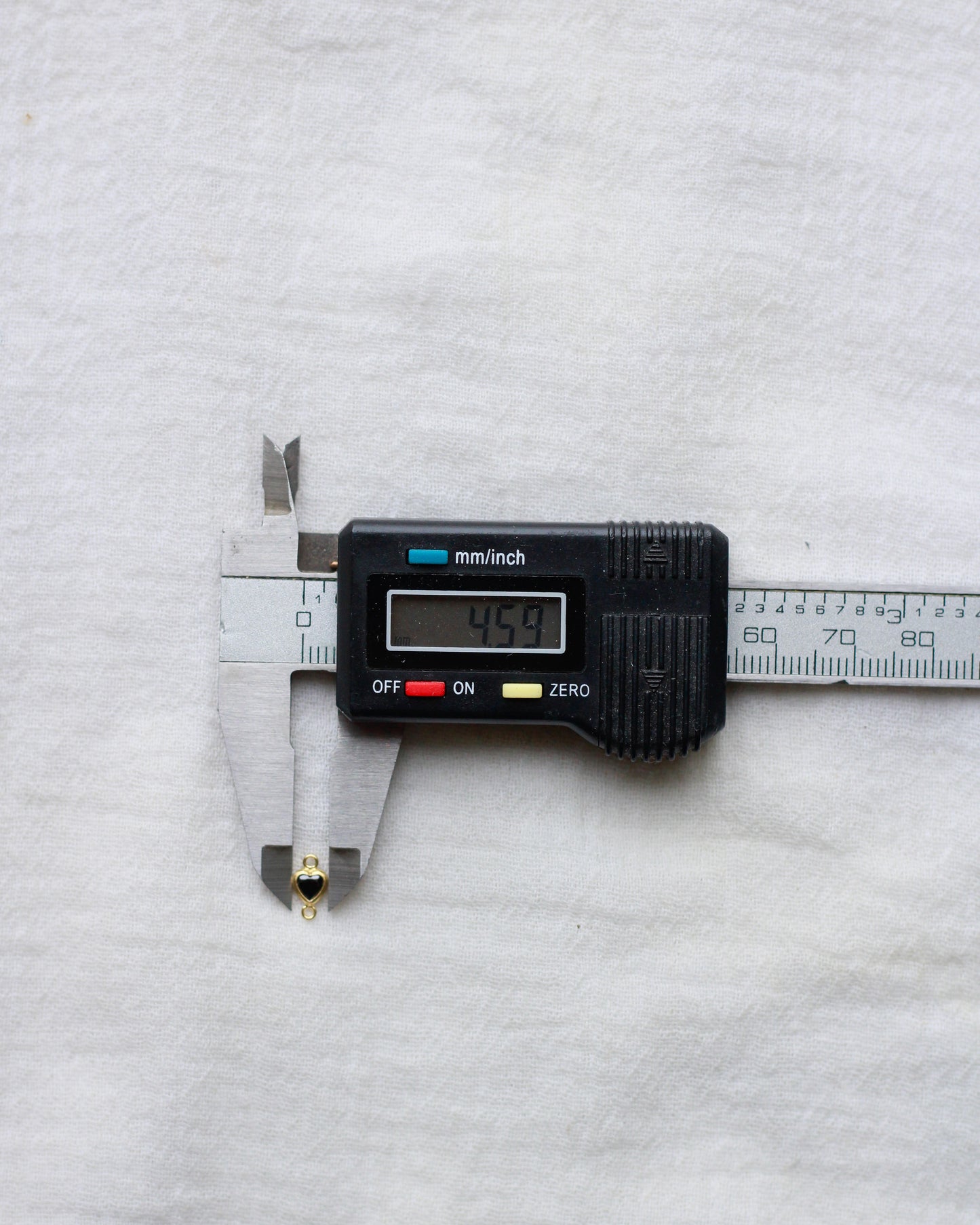 4mm Vertical Heart Onyx Connector, CN347