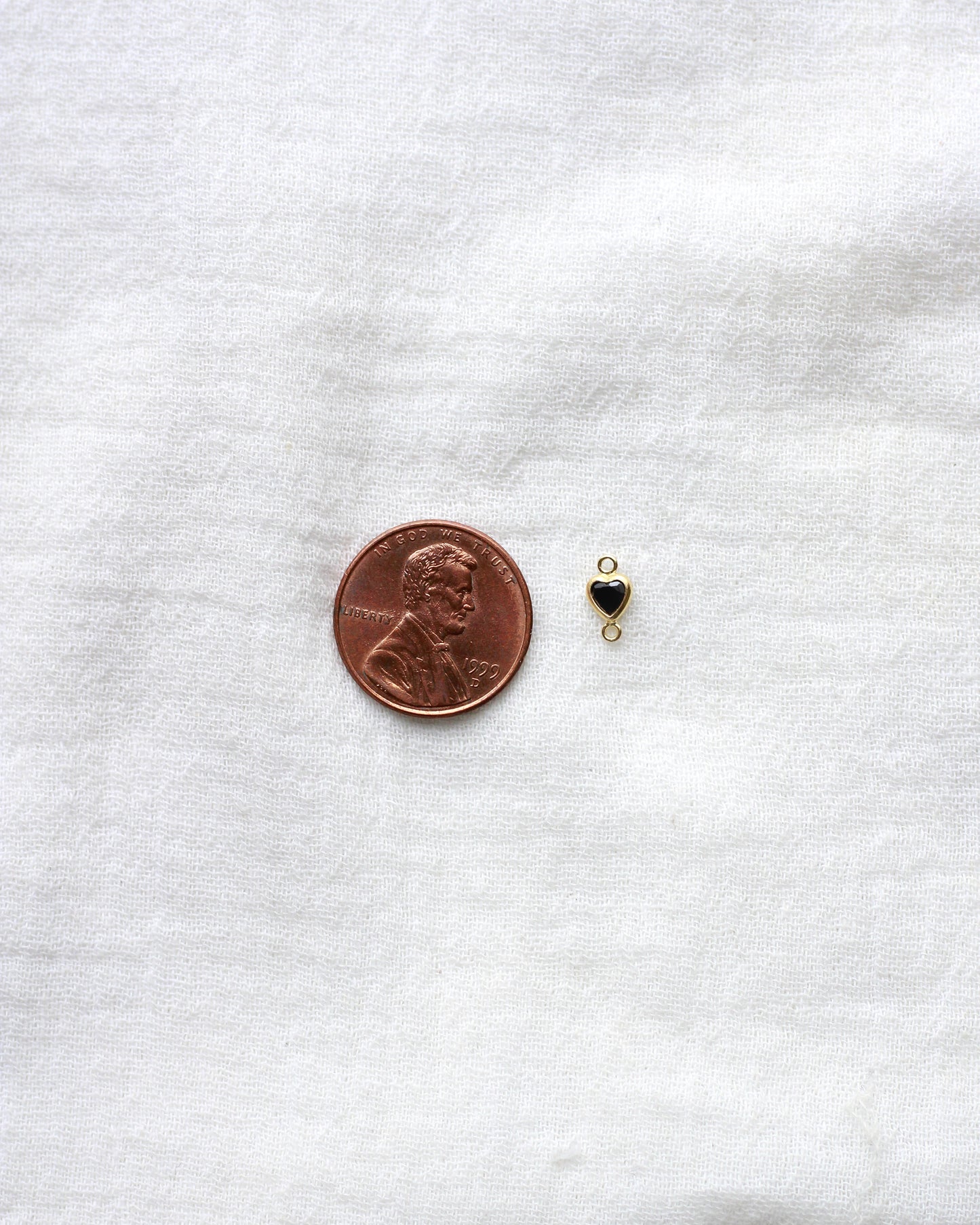 4mm Vertical Heart Onyx Connector, CN347