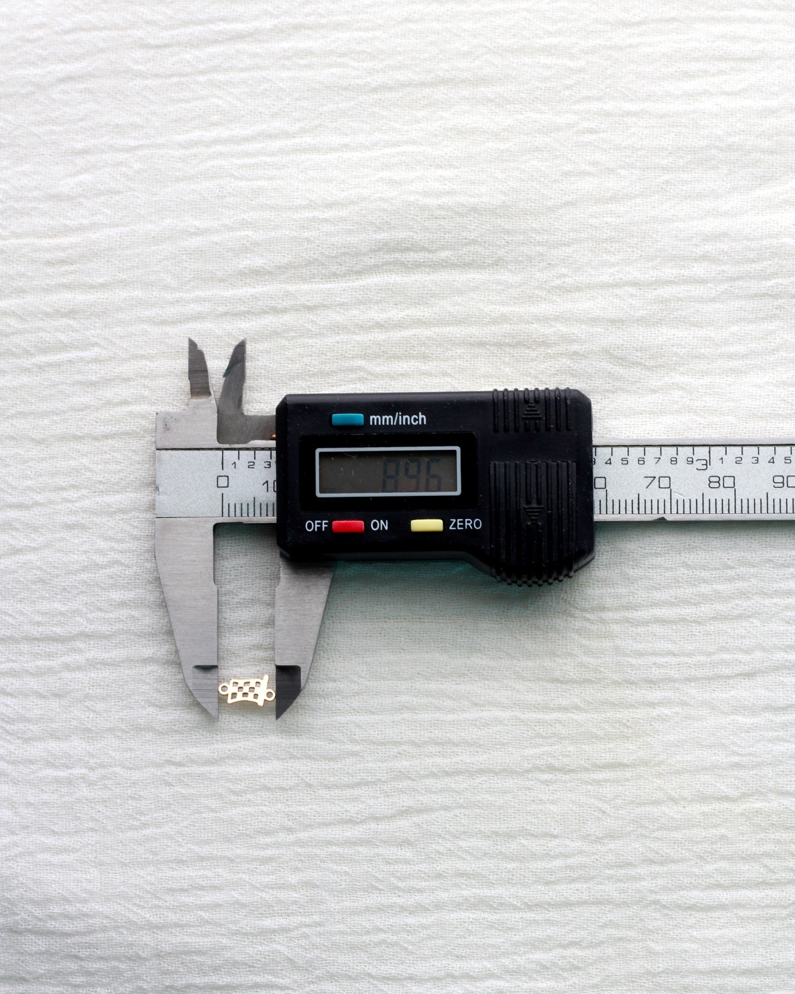 Checkered flag connector, CN450