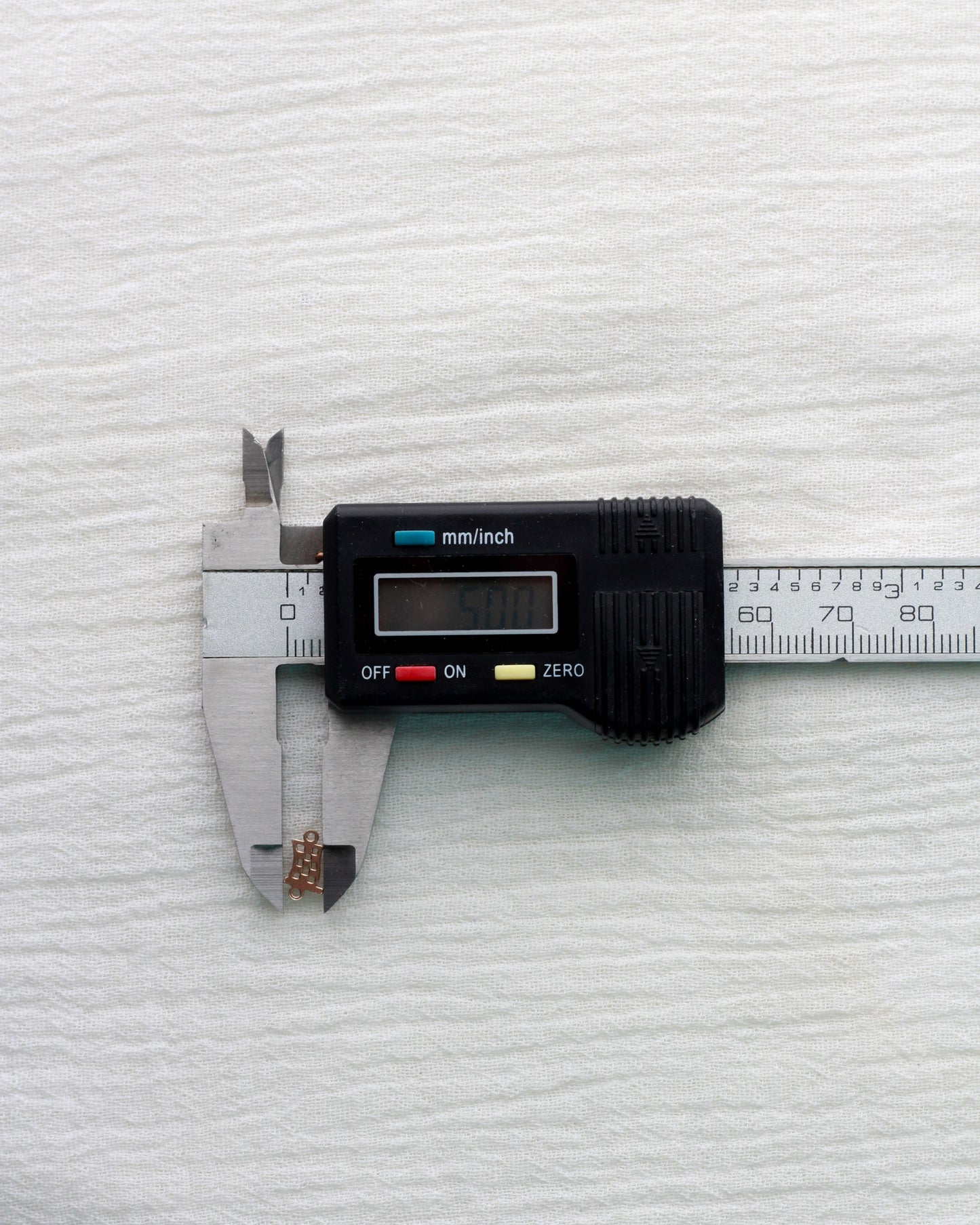 Checkered flag connector, CN450