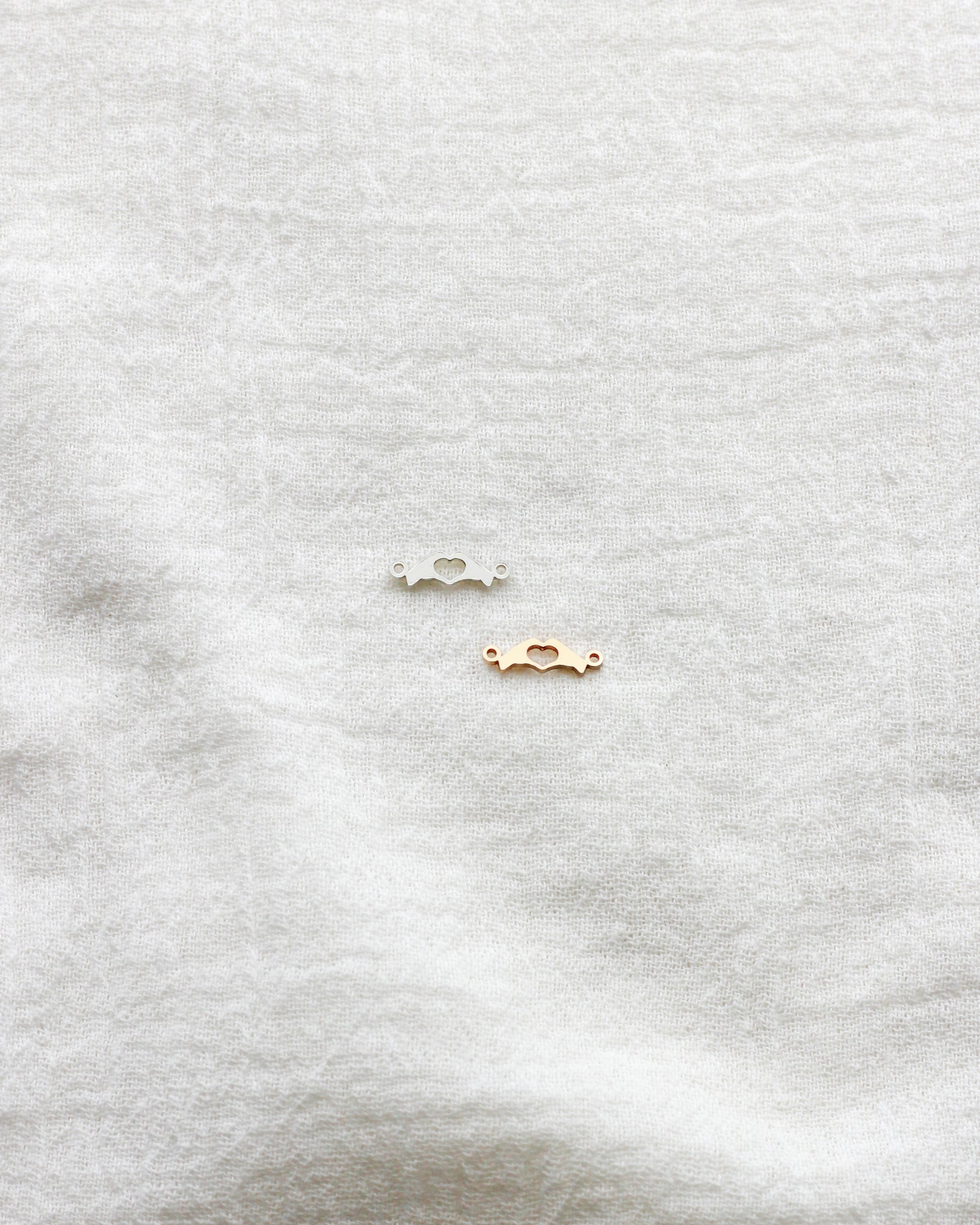 Heart Hands Connector, CN460