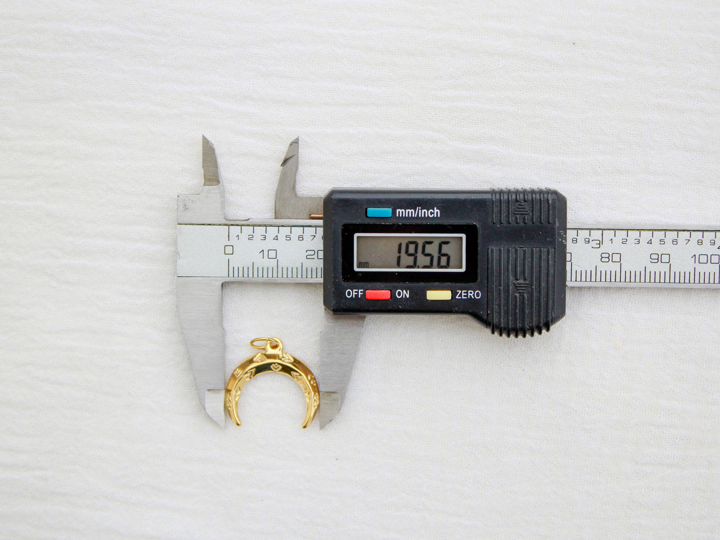 Crescent PVD Charm, CH331