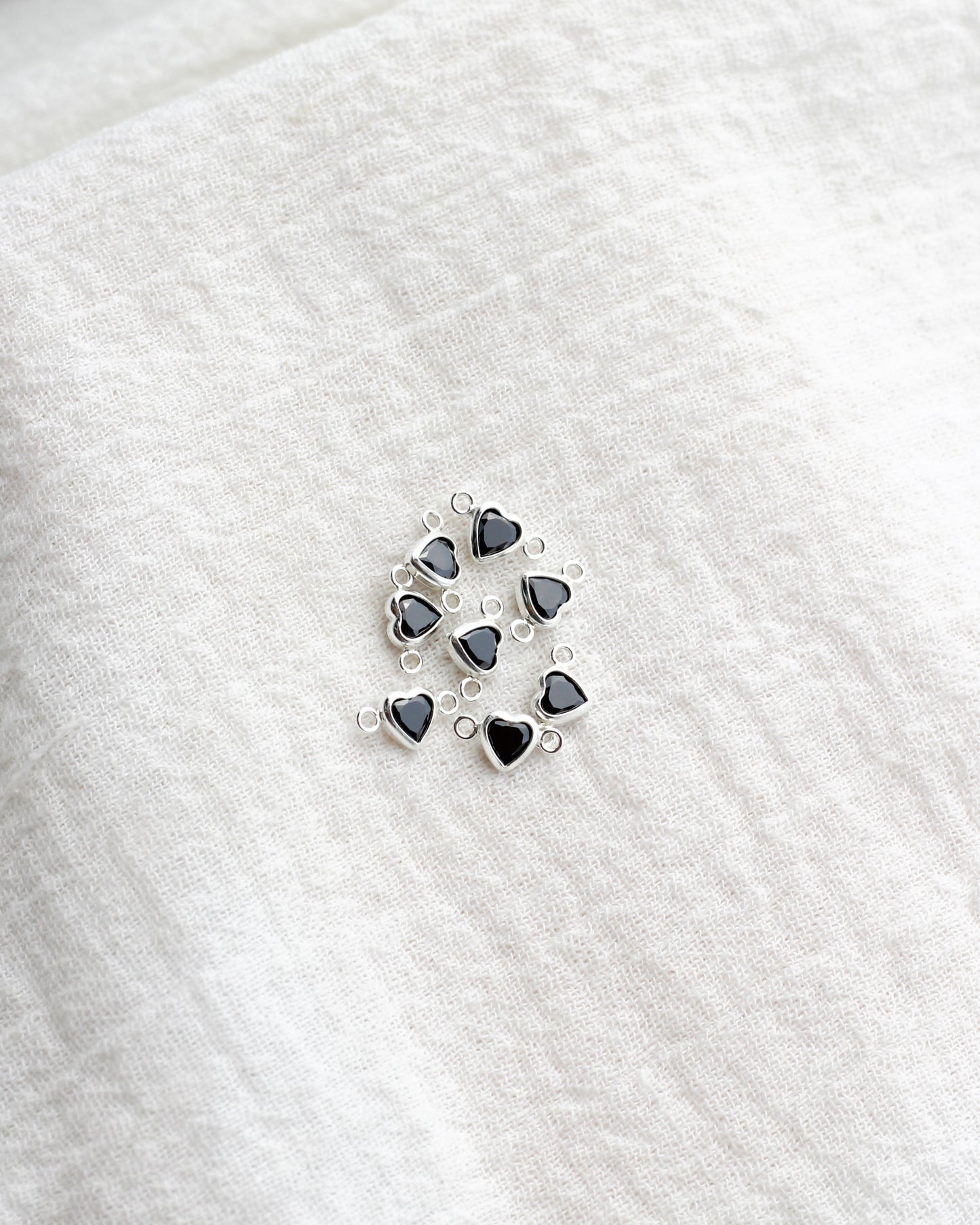 4mm Horizontal Heart Black Onyx Connector, CN343