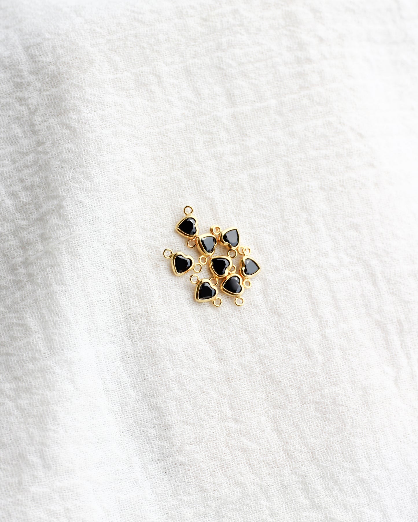 4mm Horizontal Heart Black Onyx Connector, CN343