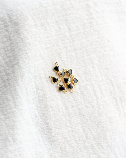 4mm Horizontal Heart Black Onyx Connector, CN343