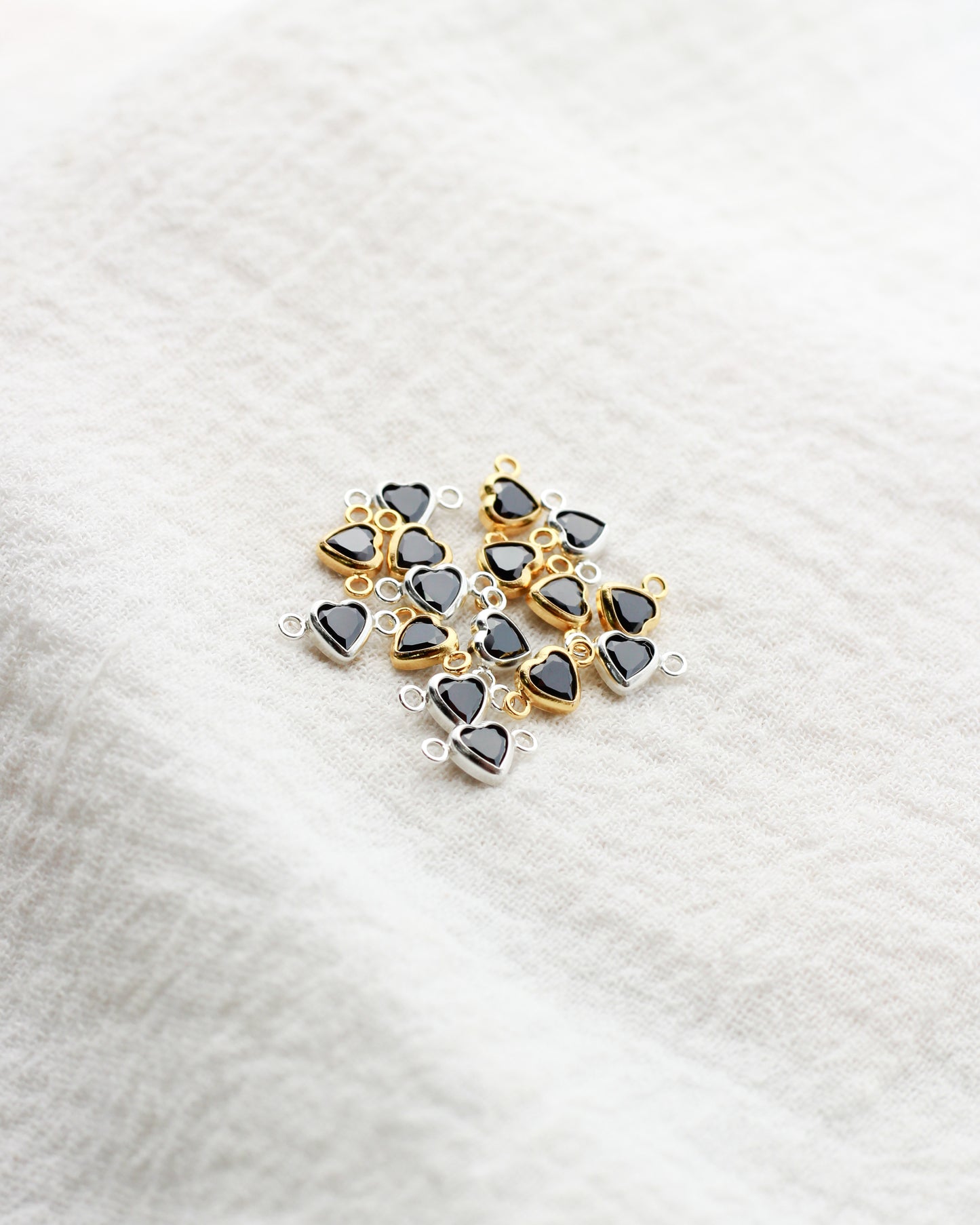 4mm Horizontal Heart Black Onyx Connector, CN343
