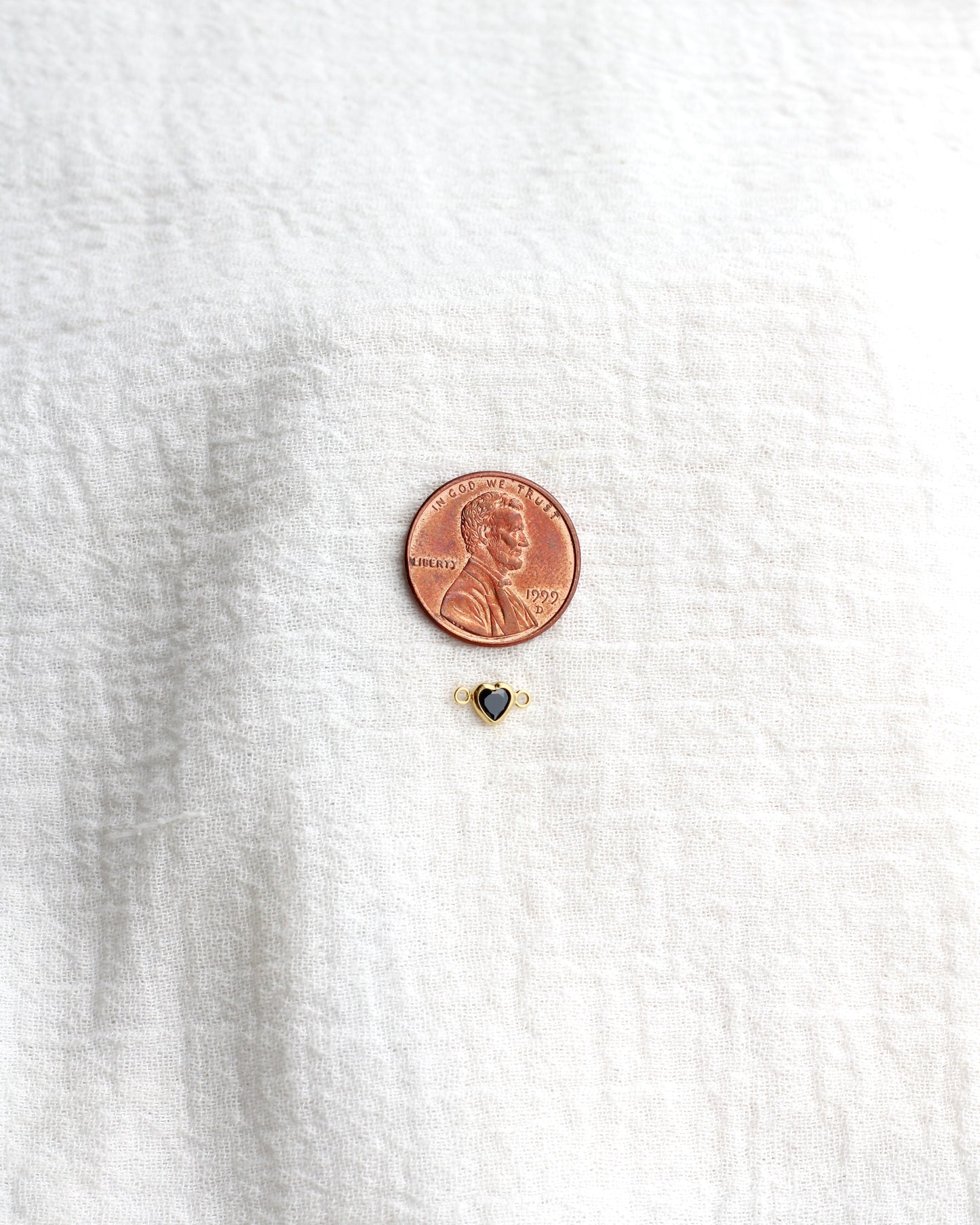 4mm Horizontal Heart Black Onyx Connector, CN343