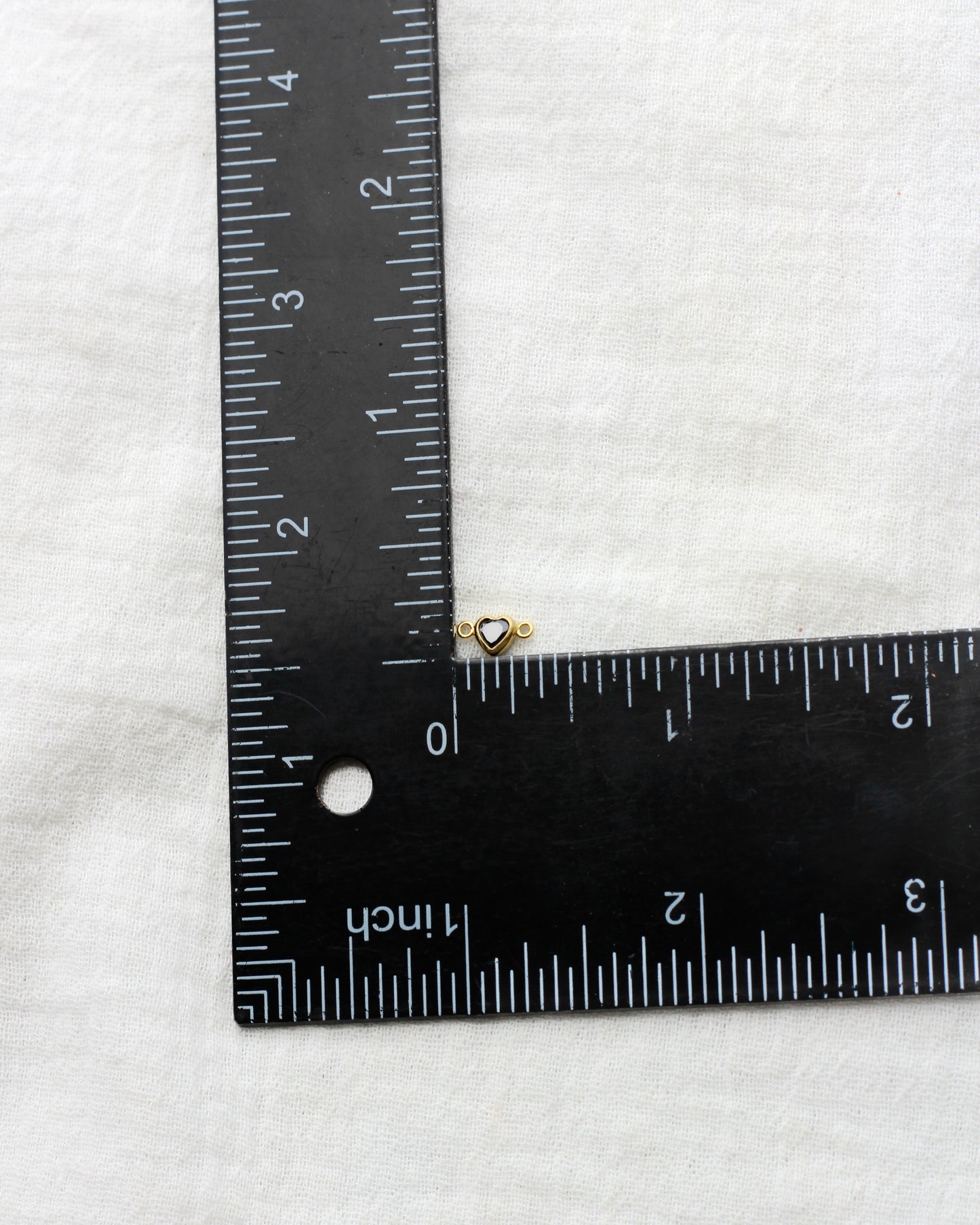4mm Horizontal Heart Black Onyx Connector, CN343