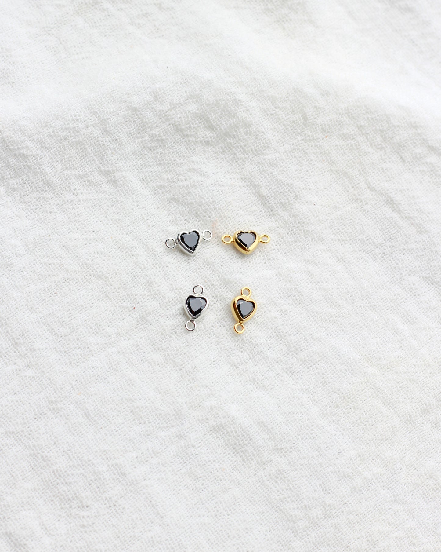 4mm Horizontal Heart Black Onyx Connector, CN343