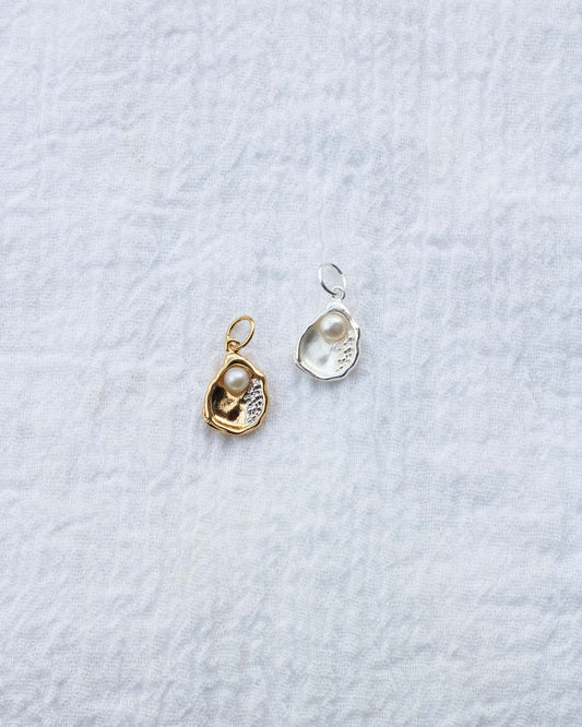 Oyster with Freshwater Pearl Charm, CH67