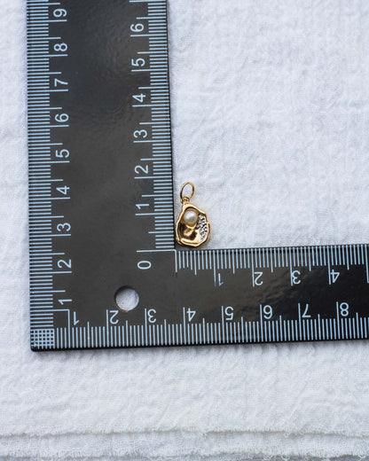 Oyster with Freshwater Pearl Charm, CH67