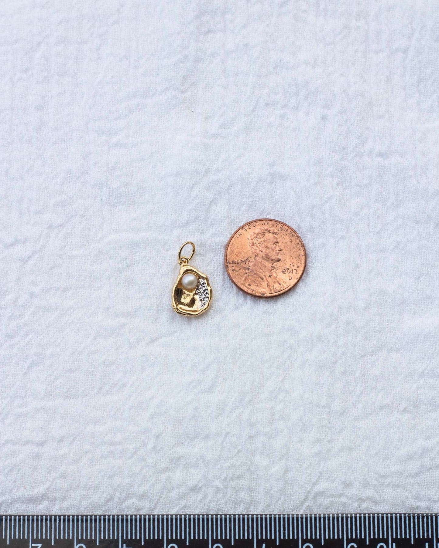 Oyster with Freshwater Pearl Charm, CH67