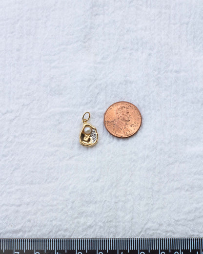 Oyster with Freshwater Pearl Charm, CH67